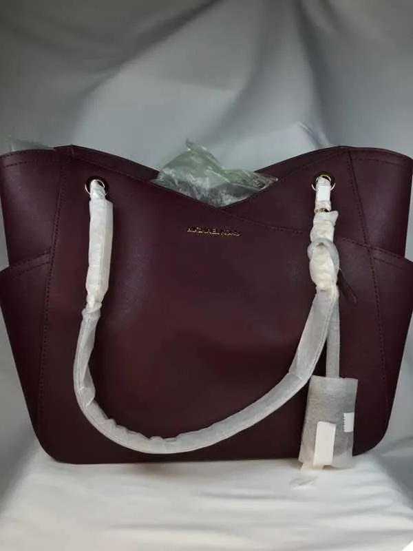 Jet Set Large Saffiano Leather Shoulder Bag